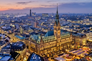 hamburger rathaus mit weihnachtsmarkt