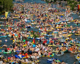Menschen: Nabada auf der Donau in Ulm am Schwör-Montag