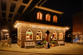 nächtliche Architekturaufnahme der Hamburger Kultkneipe Oberhafen-Kantine