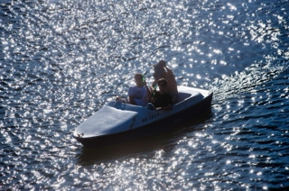 drei mann auf dem boot bei heidelberg