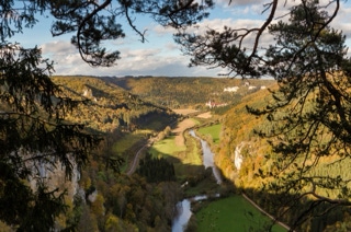 donautal mit blick auf das kloster beuron