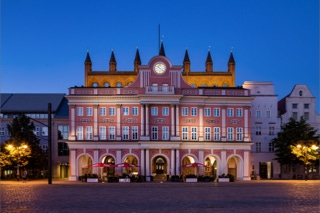 Architekturaufnahme des Rostocker Rathaus zur blauen Stunde