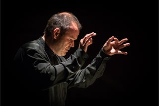 Konzert-Fotograf Ralf Brunner aus Hamburg zeigt seine Aufnahmen von den Donaueschinger Musiktagen, dem wichtigsten Festival für zeitgenössische Tonkunst weltweit. Im Bild der langjährige Chefdirigent des SWR-Symphonieorchesters François-Xavier Roth