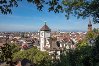 martinstor und münsterturm freiburg bom schlossberg aus