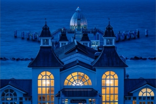 nächtliche Architekturaufnahme der Seebrücke Sellin auf Rügen
