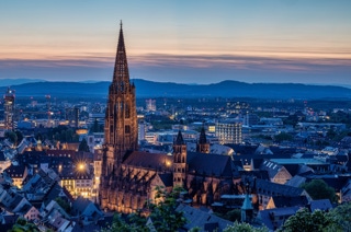 abendstimmung über freiburg mit den vogesen im hintergrund