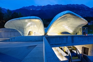 Bergstation der Innsbrucker Hungerburgbahn von Zaha Hadid zur blauen Stunde