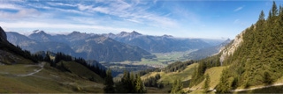 panorama über das tannheimer tal in tirol