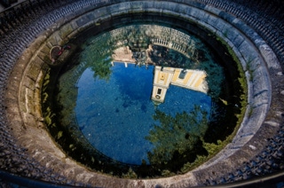 die donaueschinger stadtkirche st. johann spiegelt sich in der donauquelle des schlossparks