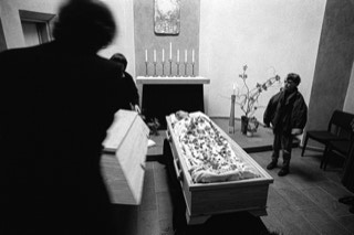 aus der fotoreportage "AIDS – leben mit dem tod": rainers sohn sieht bei der aussegnungsfeier zu